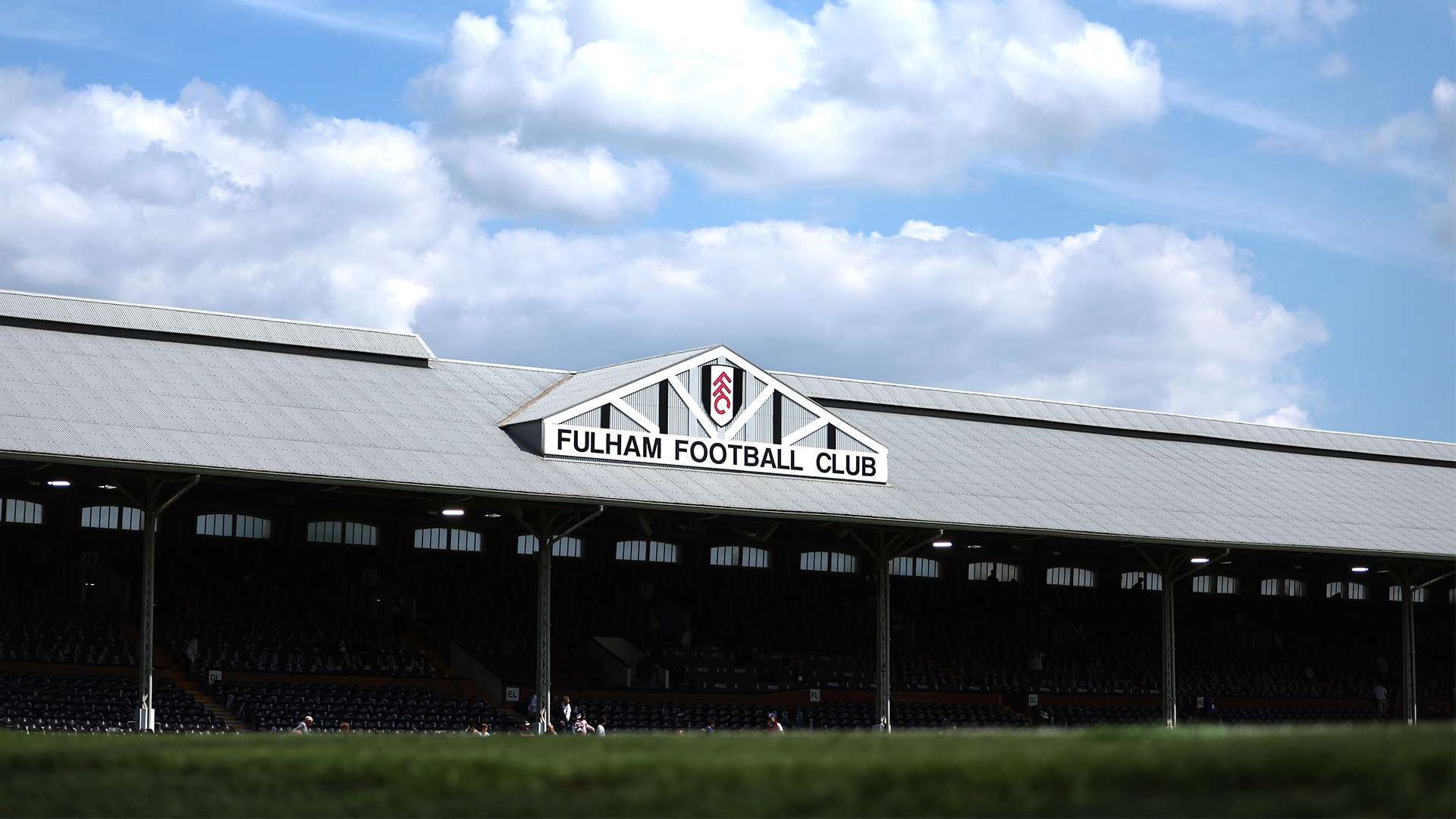 的年轻中场 的年轻中场